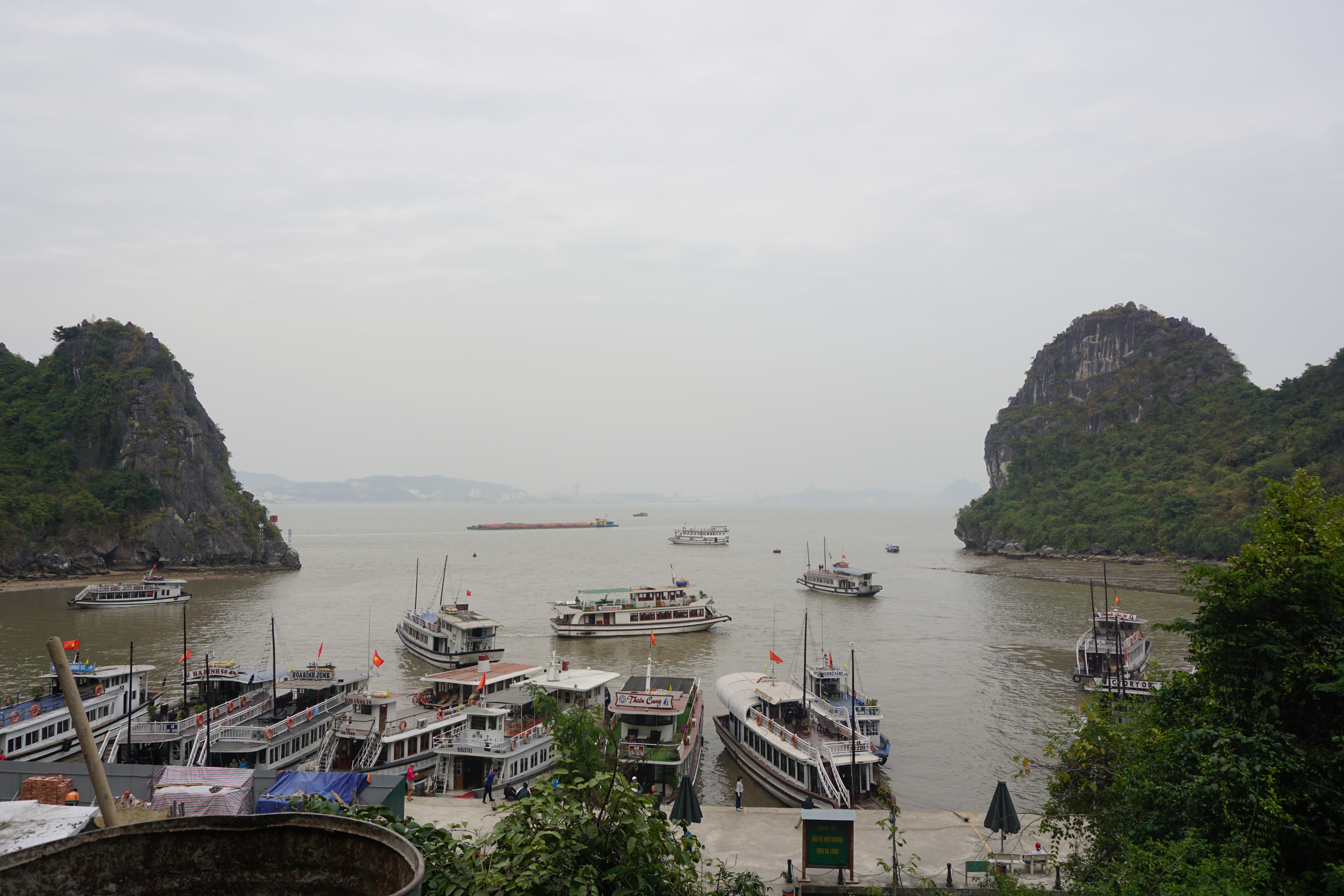 Menyusuri Teluk Ha Long (Ha Long Bay) di Vietnam Utara 