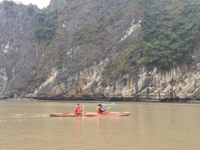 Canoing di Ha Long Bay