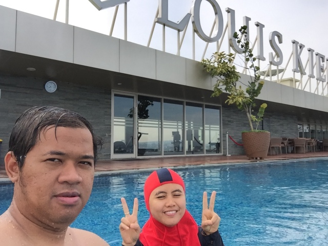 Berenang di Louis Kienne Hotel